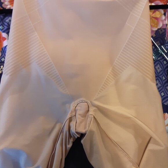 Spanx Invisible Shaping High Waisted, Mid-Thigh Short, Beige Small - Picture 8 of 10